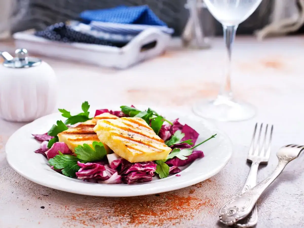Jak smakuje halloumi? Przewodnik po serze, który nie topnieje!