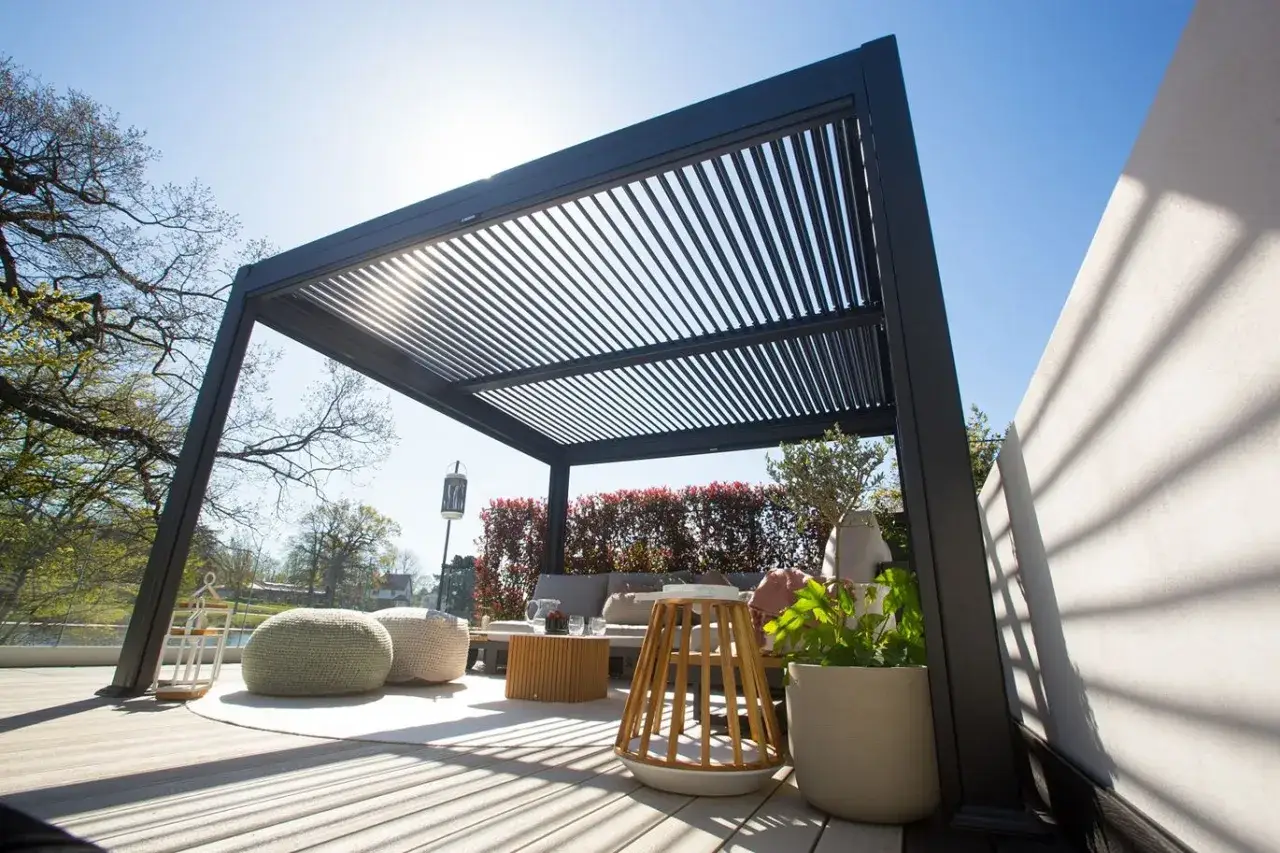 Zadaszenie tarasu przed czy po elewacji - co wybrać, by zaoszczędzić?