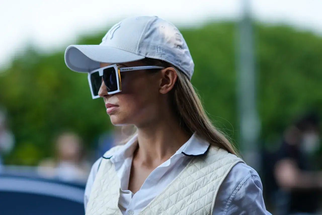 Jak nosić czapkę z daszkiem damskie - stylowe porady i triki