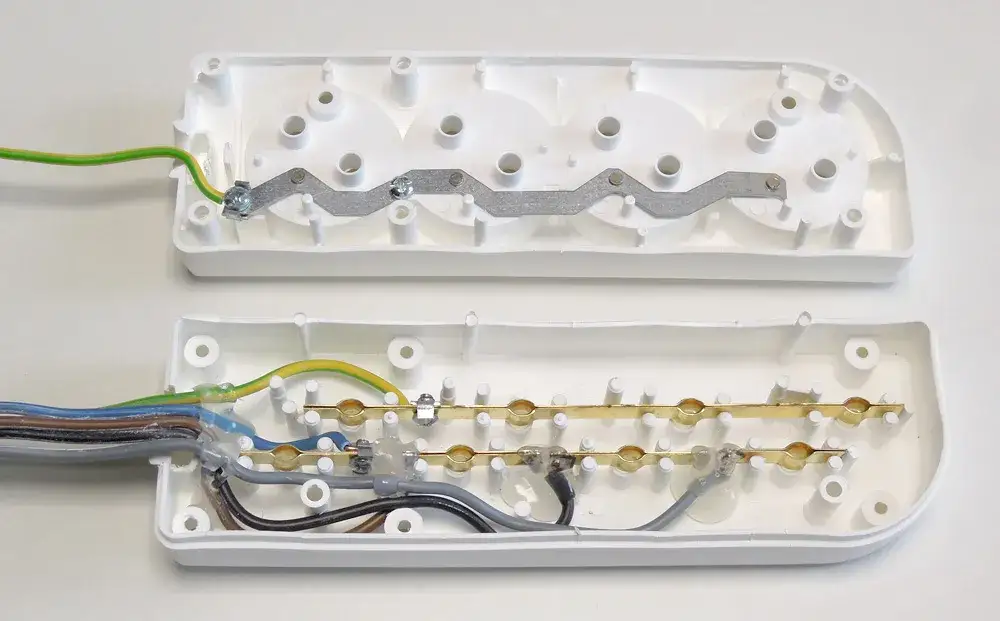 Podłączenie bezpiecznika: Dlaczego "od góry" to jedyna opcja?