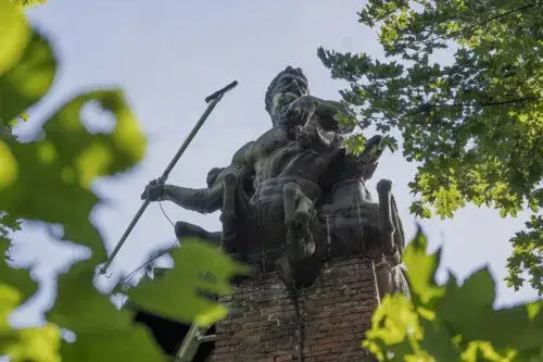 Żywa rzeźba: Jak sztuka ożywia przestrzeń i łączy z mitologią