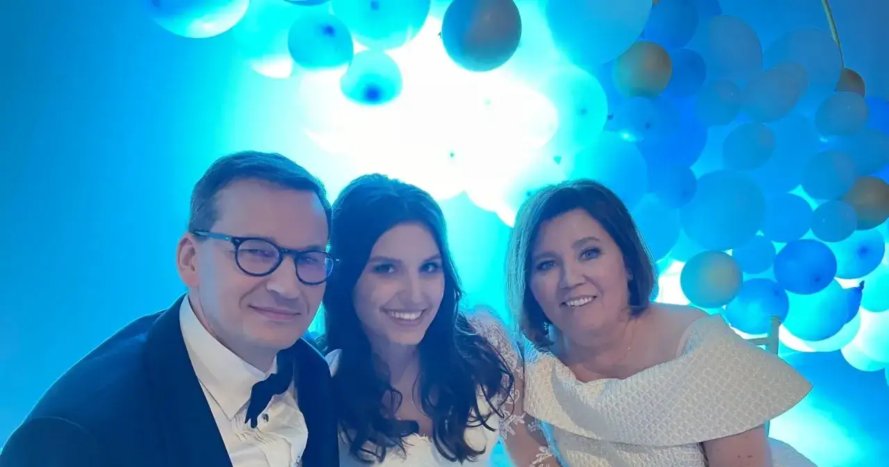 Rodzina Morawieckich na tle niebieskich balonów. Czy ktoś wie, aleksandra morawiecka ile ma lat?