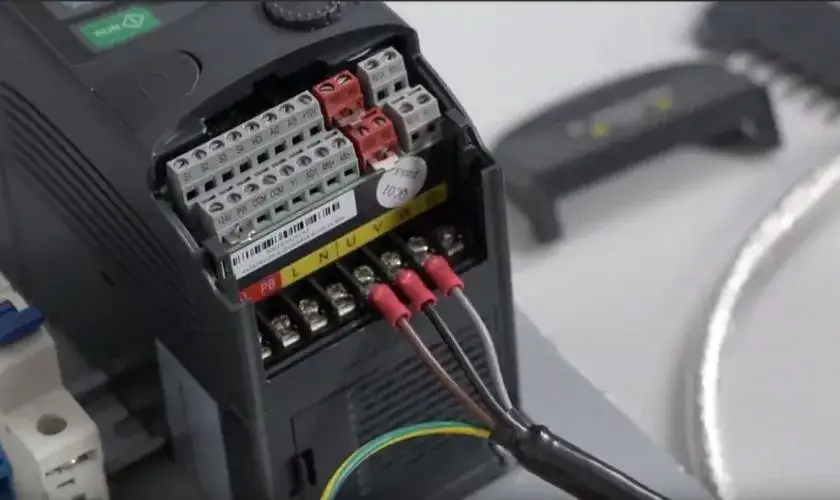 Jak podłączyć silnik 3 fazowy na 230V bez ryzyka uszkodzenia