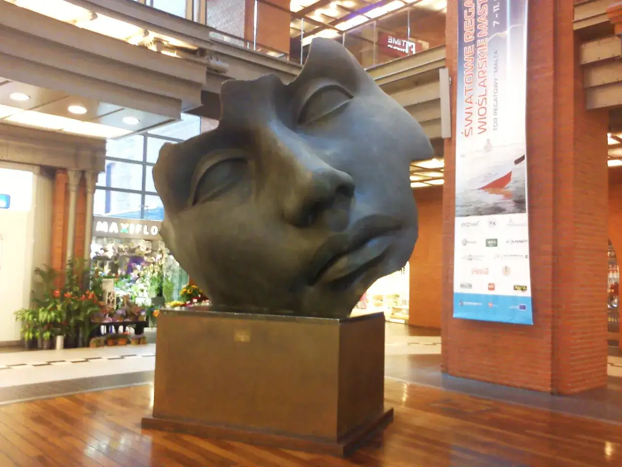 Sztuka Mitoraja w Starym Browarze: Co kryją ikoniczne rzeźby?