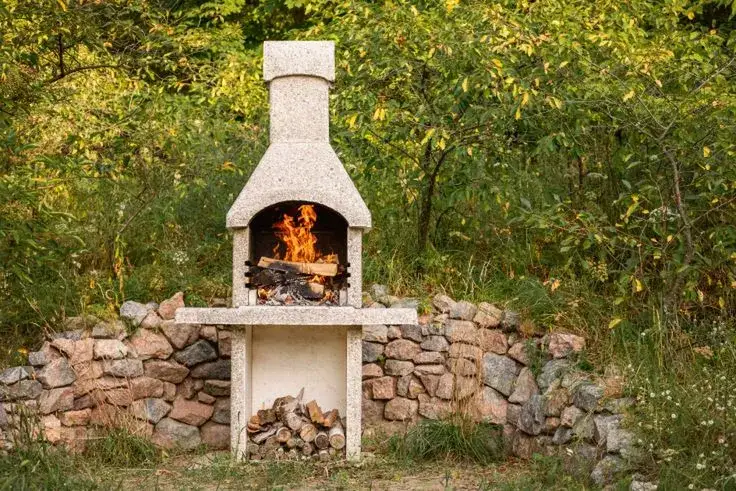 Grill z kamienia polnego: Projekty, budowa krok po kroku i koszty