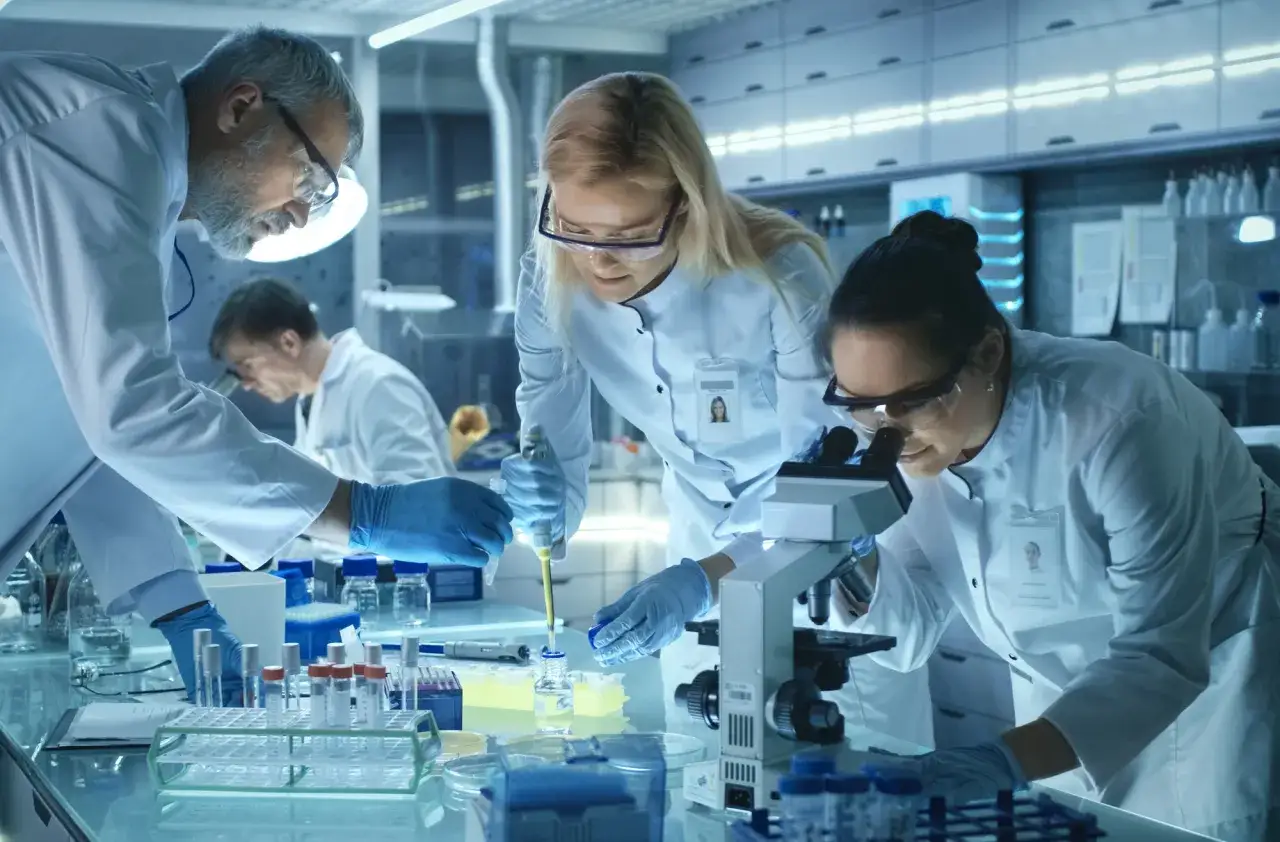 Naukowcy w laboratorium kryminalistycznym pracują nad próbkami. Zastanawiasz się, ile zarabia osoba w laboratorium kryminalistycznym?