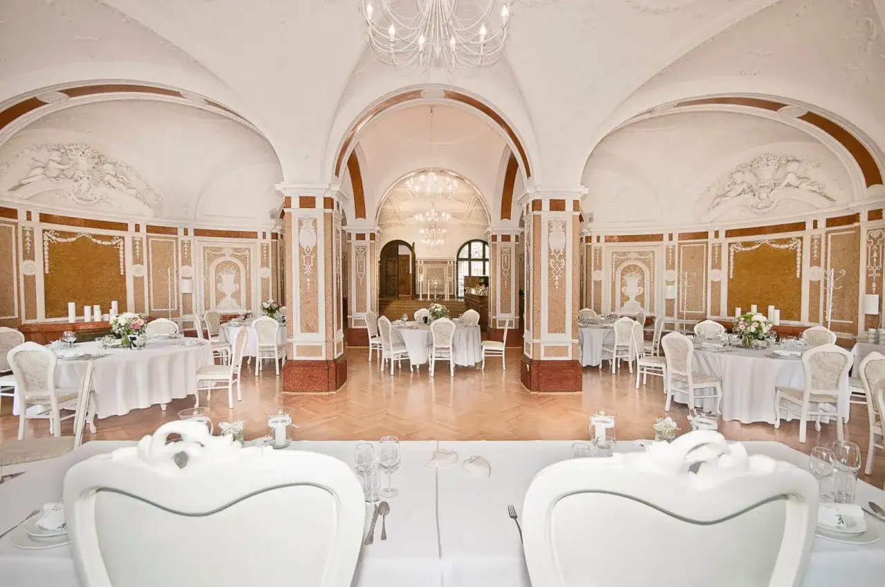 Gdzie zjeść w Mosznej? Restauracje i smaki blisko zamku