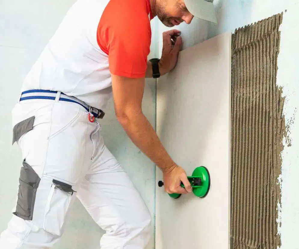 Najlepszy klej do kamienia dekoracyjnego – uniknij błędów przy wyborze