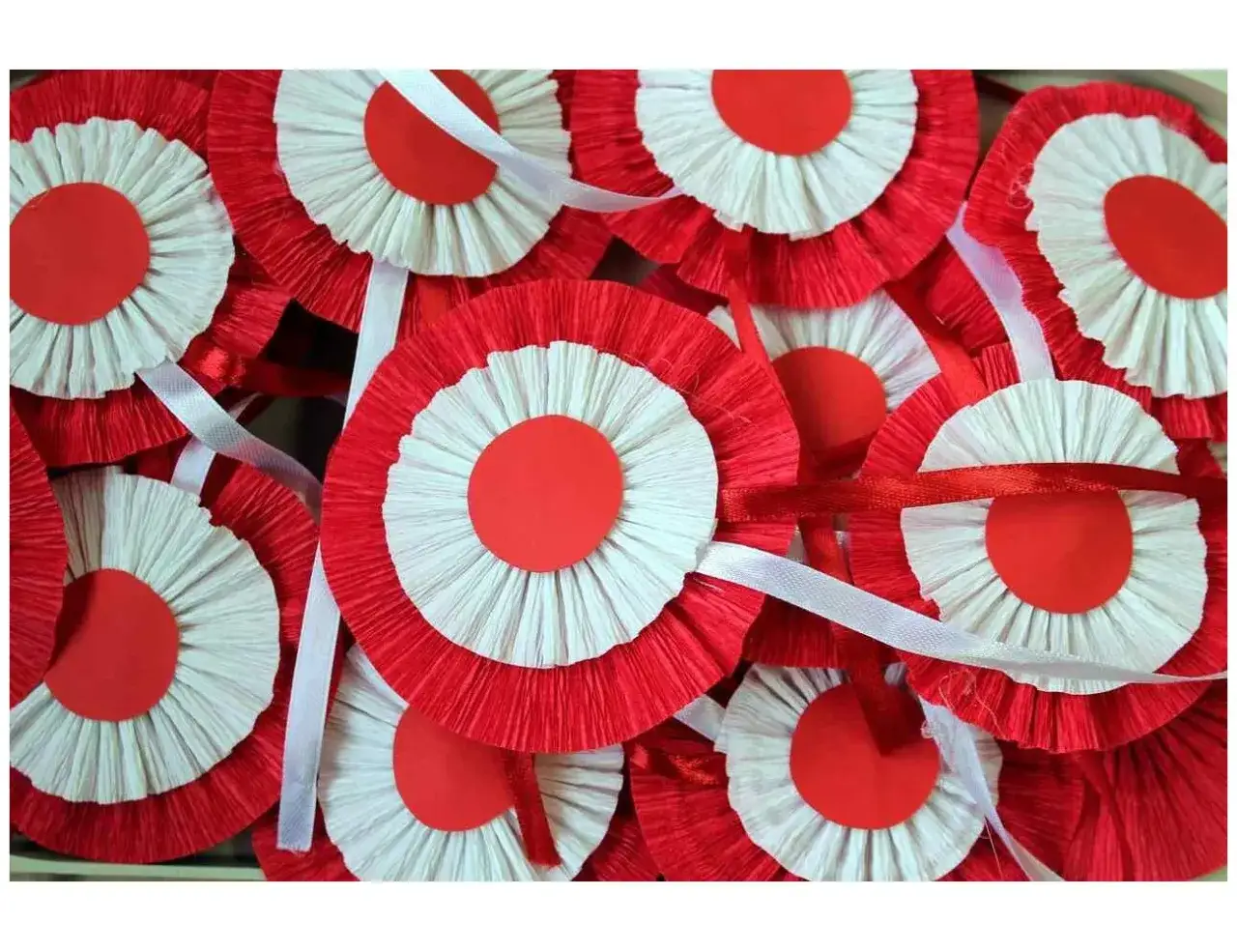 Mnóstwo biało-czerwonych kotylionów z papieru, gotowych na patriotyczne okazje.