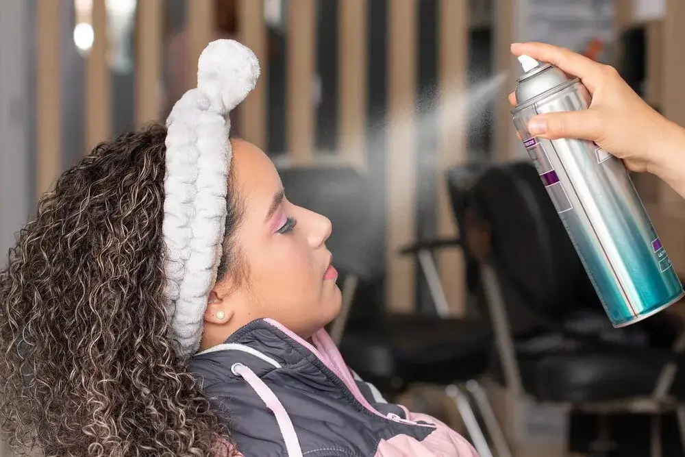 Lakier który nie skleja włosów? Idealny wybór dla elastycznej fryzury