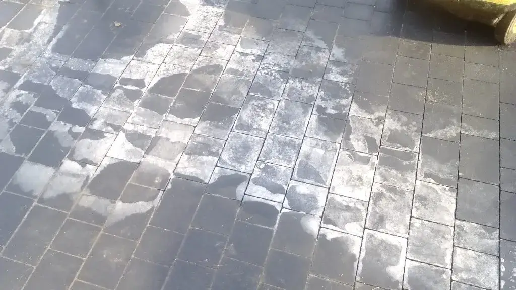 Skuteczne sposoby na usunięcie cementu z kostki brukowej bez uszkodzeń