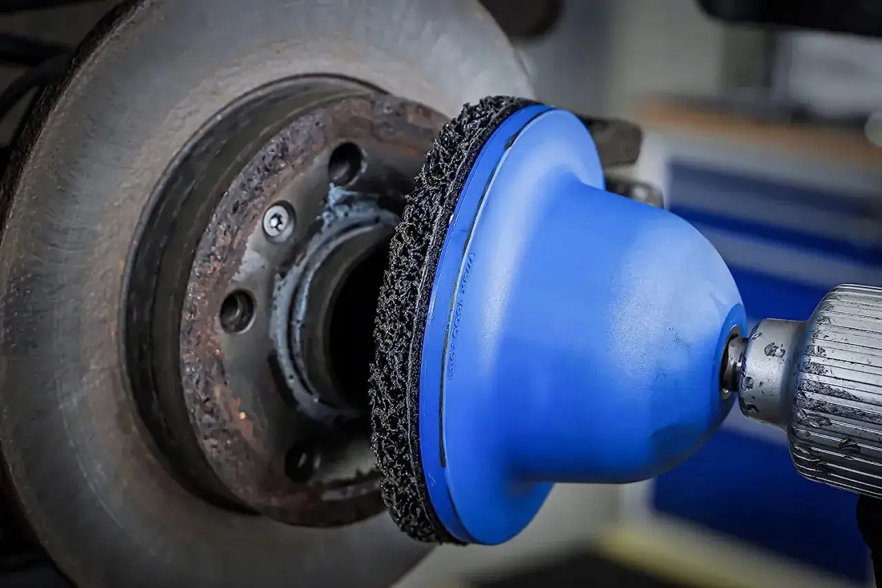 Pisk i rdza? Skuteczne czyszczenie tarcz hamulcowych krok po kroku
