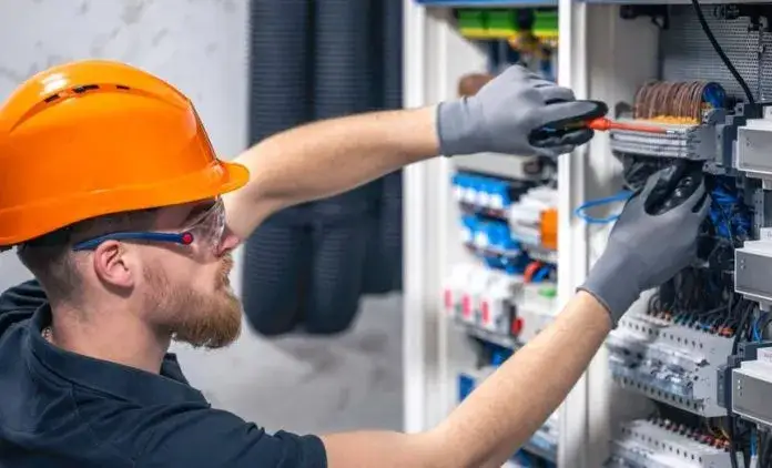 Zarobki Pomocnika Elektryka w Niemczech: Ile zarobisz? [2024]