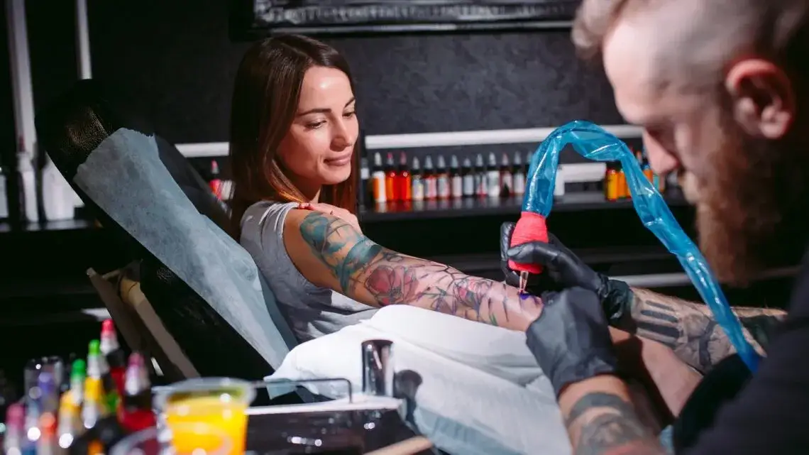 Od którego roku życia tatuaż? Co mówią przepisy?