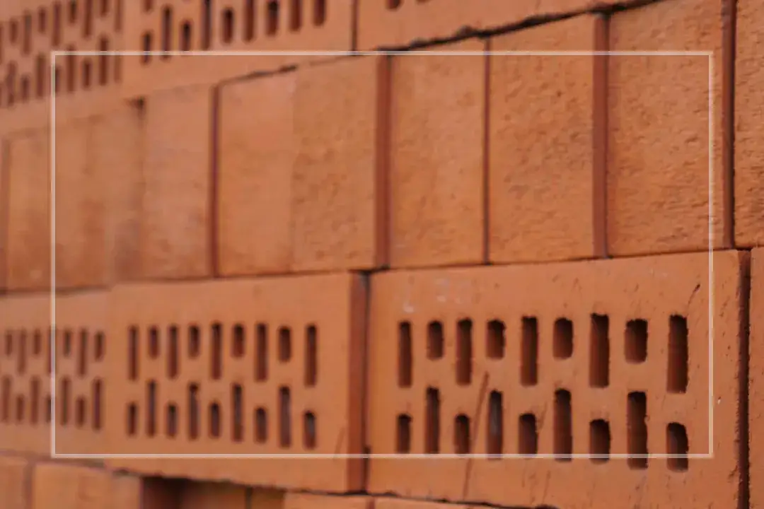 Cegła czy pustak: co wybrać, aby zaoszczędzić na budowie?