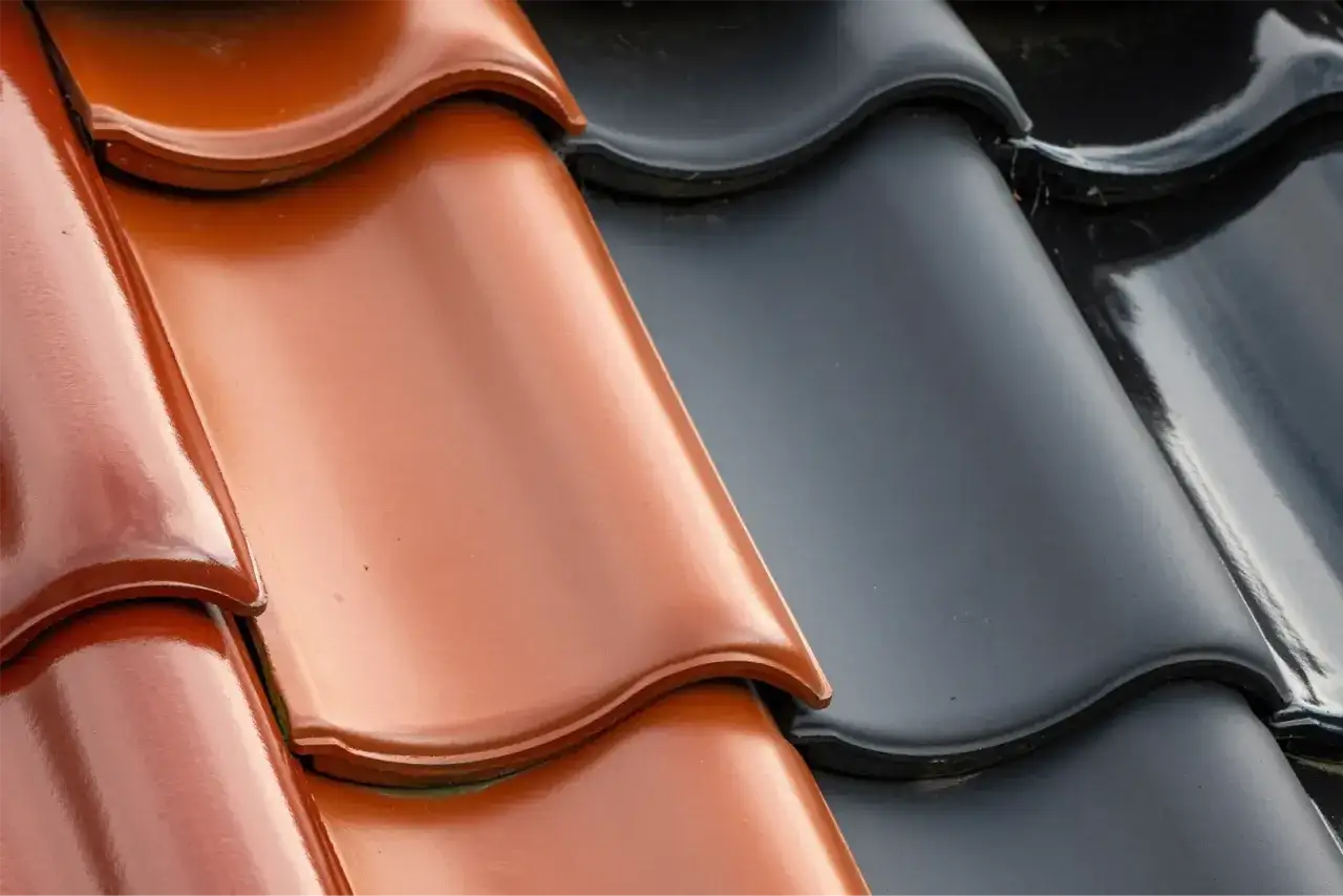 Dachówka ceramiczna czy betonowa - która lepiej tłumi hałas deszczu?
