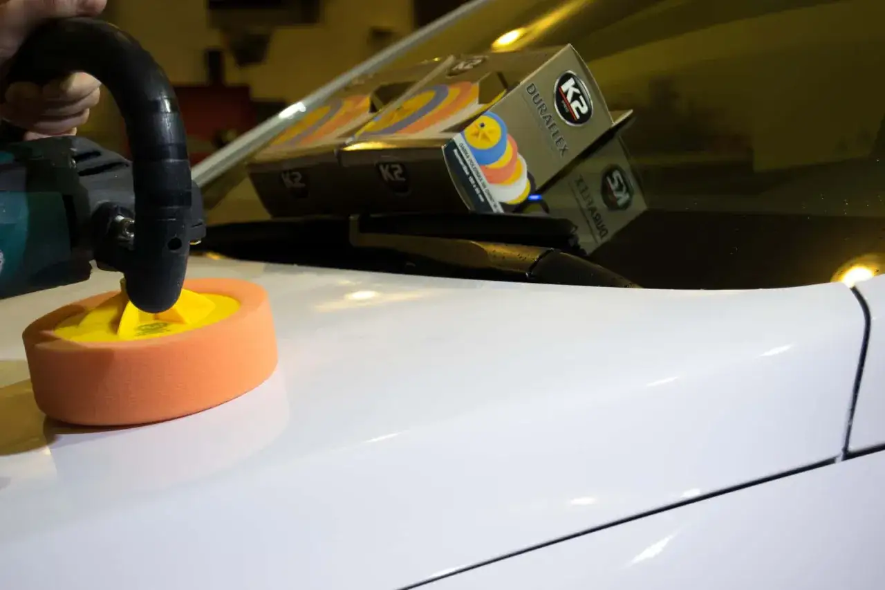 Polerowanie auta: jakie obroty? DA i rotacja bezpieczny połysk