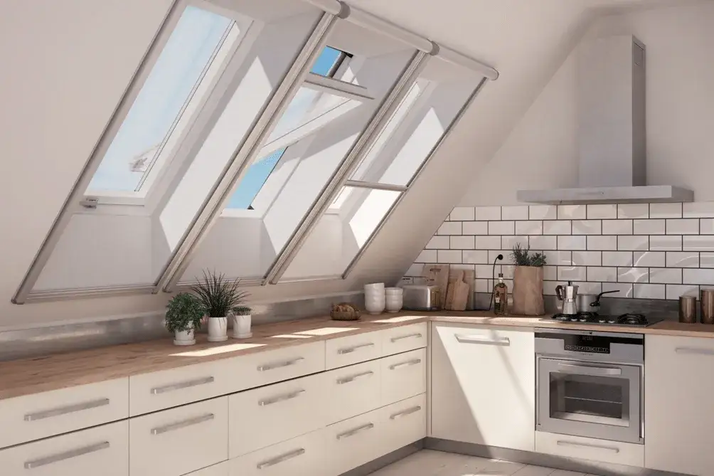 Okna dachowe: plastikowe czy drewniane? Porównanie i wybór