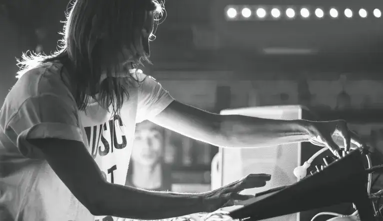 Elektronika i techno - korzenie i rozwój popularnych gatunków tanecznych