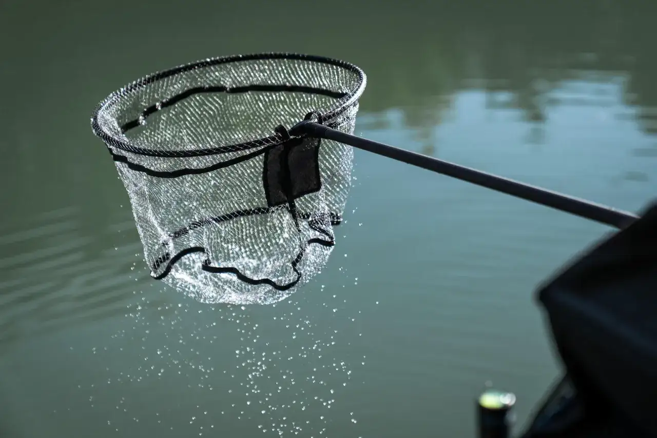 Pokażę Ci, jak zrobić podbierak na ryby. Siatka z wodą w tle, gotowa do akcji.