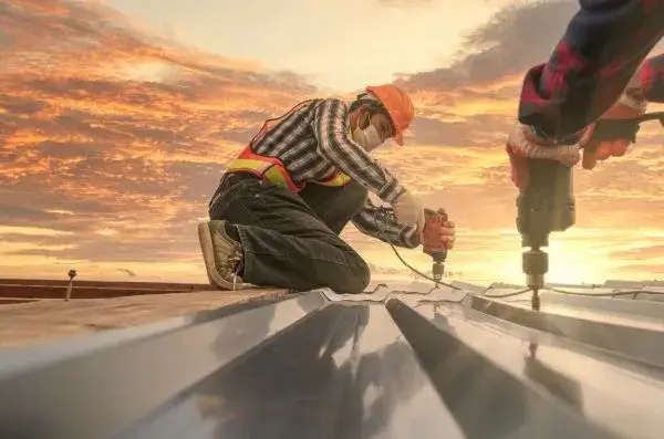 Ile zarabia pomocnik dekarza? Sprawdź, co wpływa na wynagrodzenie