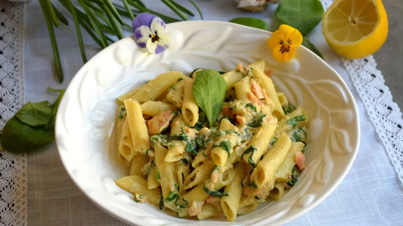 Penne ze szpinakiem w sosie śmietanowym - prosty przepis na smakowite danie
