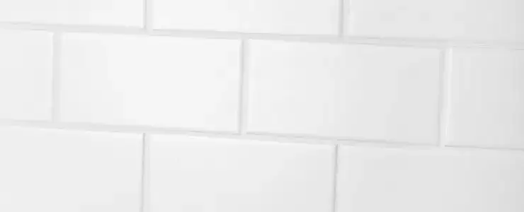 Skuteczne sposoby na to, czym wyczyścić fugi w łazience i uniknąć pleśni