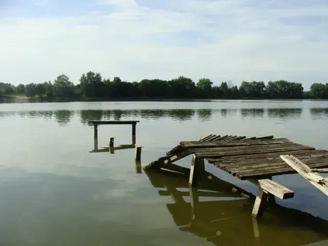 Jezioro Modzerowskie - malowniczy zakątek na Pojezierzu Kujawskim dla każdego