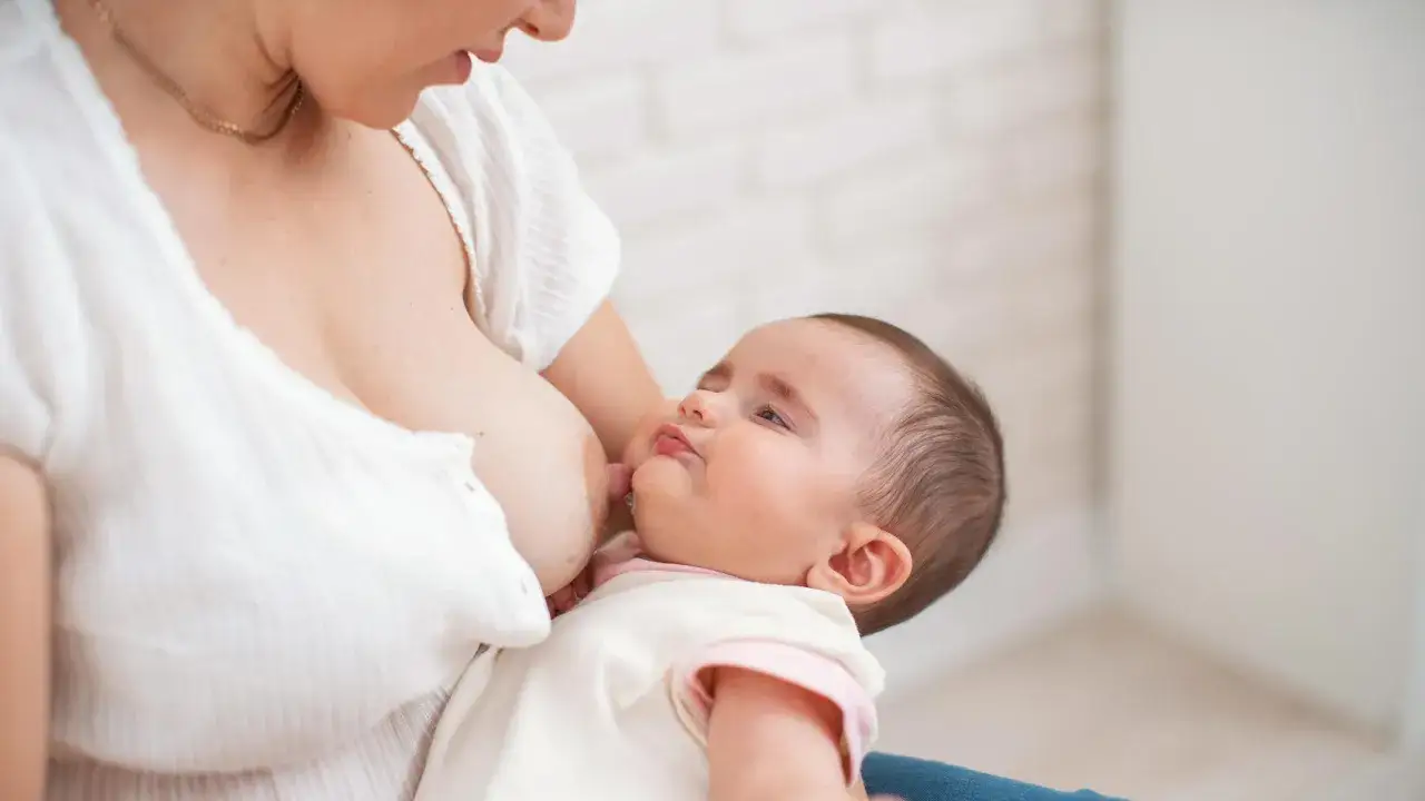Dlaczego 2 miesięczne dziecko nie chce ssać piersi? Sprawdź przyczyny.