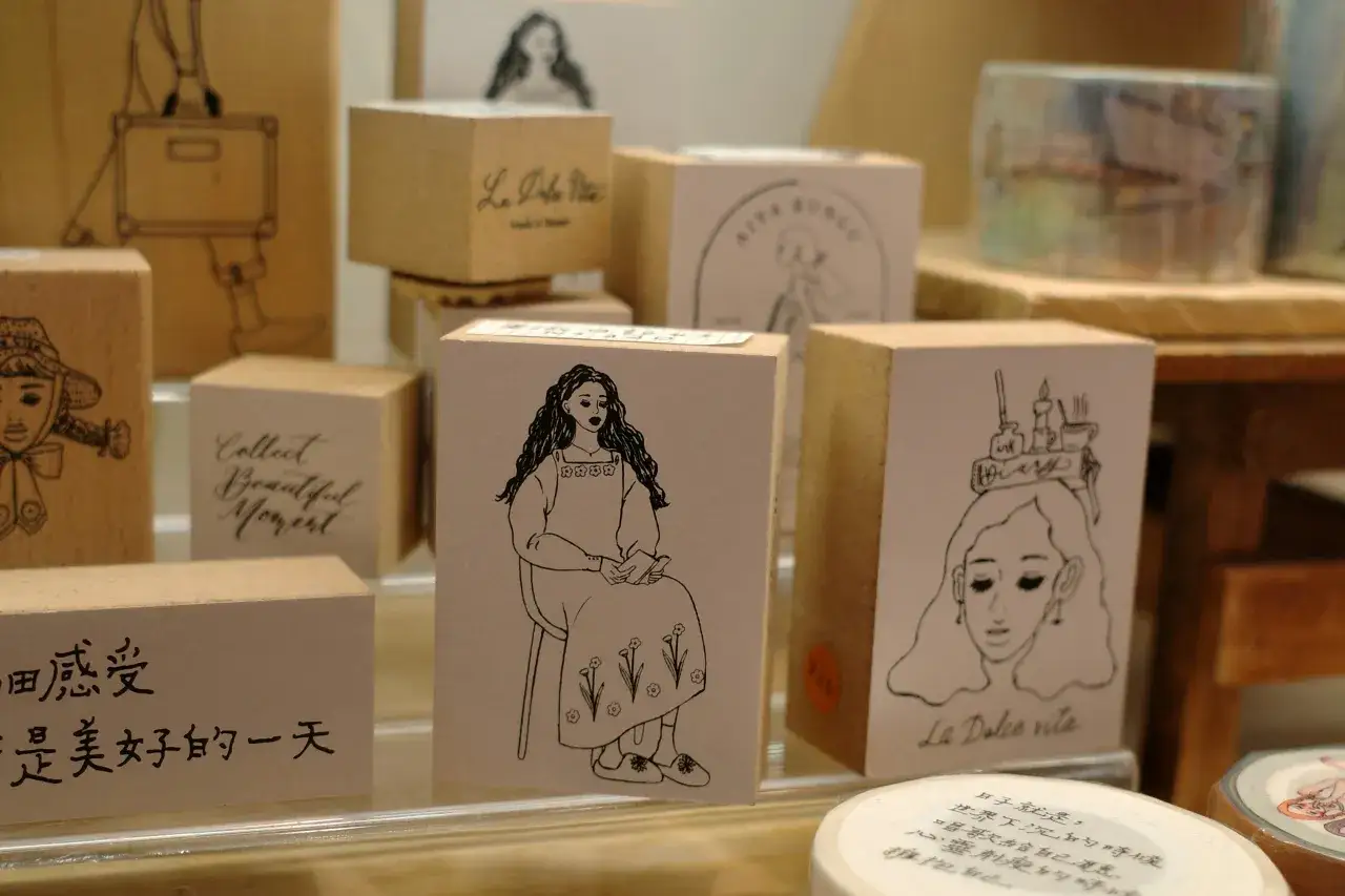 Stemple w scrapbookingu krok po kroku – jak dobrać zestaw do stylu prac i poziomu zaawansowania