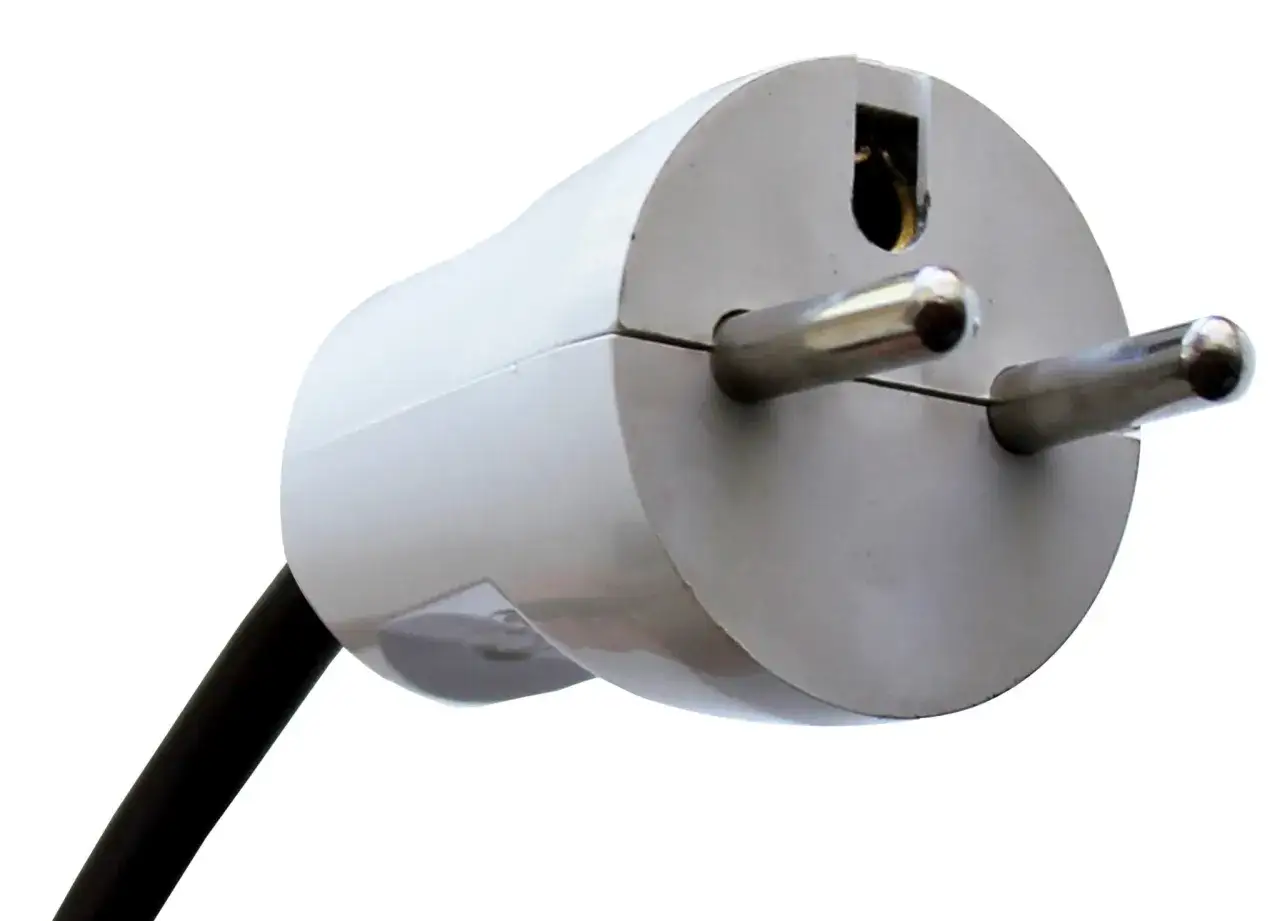 Czy wiesz, jakie napięcie jest w gniazdku w Polsce? Sprawdź, jak uniknąć problemów z prądem!