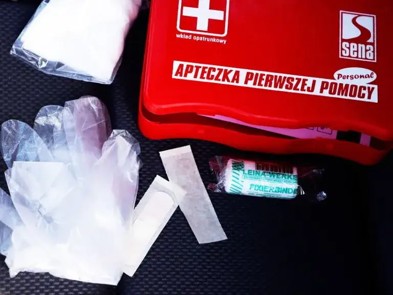 Apteczka samochodowa obowiązkowa w tych krajach – uniknij mandatu