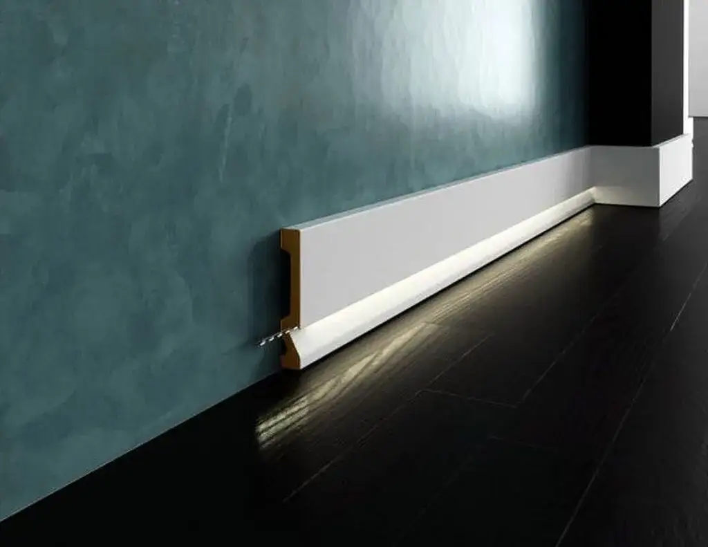 Jakie listwy przypodłogowe do płytek drewnopodobnych - unikaj błędów w wyborze