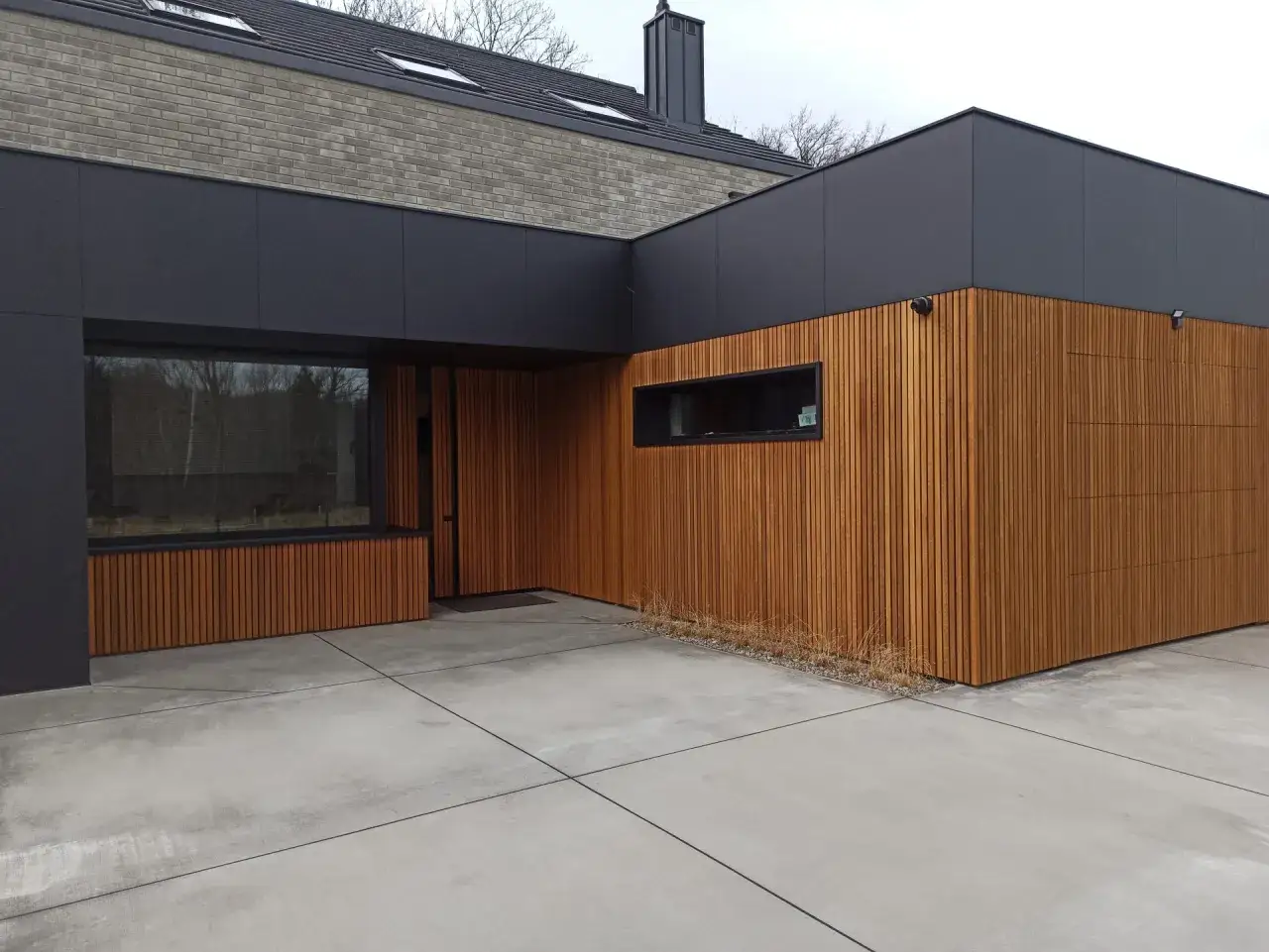 Elewacja drewniana czy tynk – co wybrać, aby uniknąć kosztów?