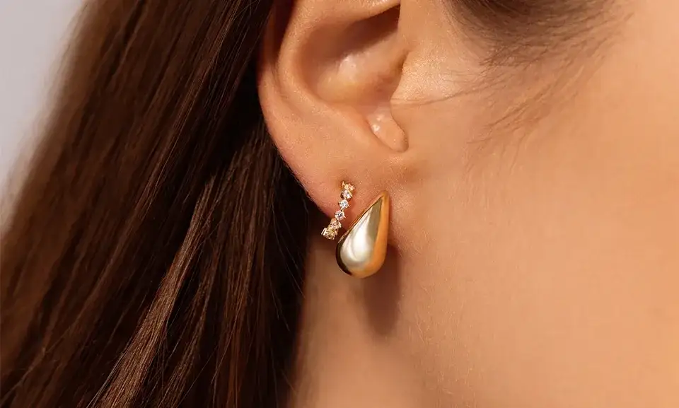 W którym uchu nosi się kolczyk? Odkryj znaczenie i wybór