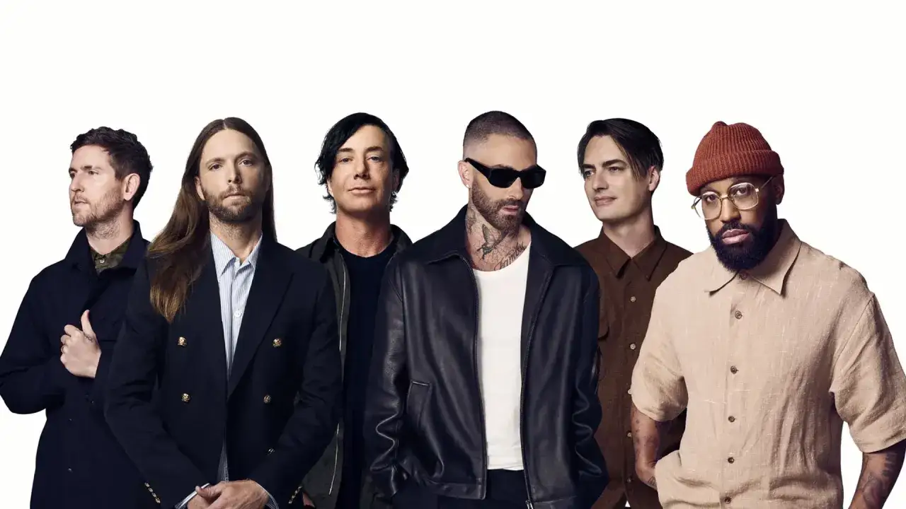 Zespół Maroon 5 pozuje do zdjęcia. Zastanawiasz się, ile trwa koncert Maroon 5?