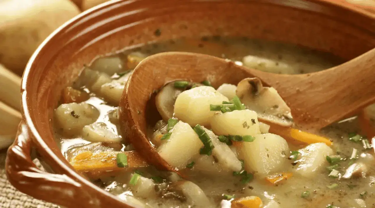 Co ugotować z wędzonych żeberek? Przepisy na zupy i obiady