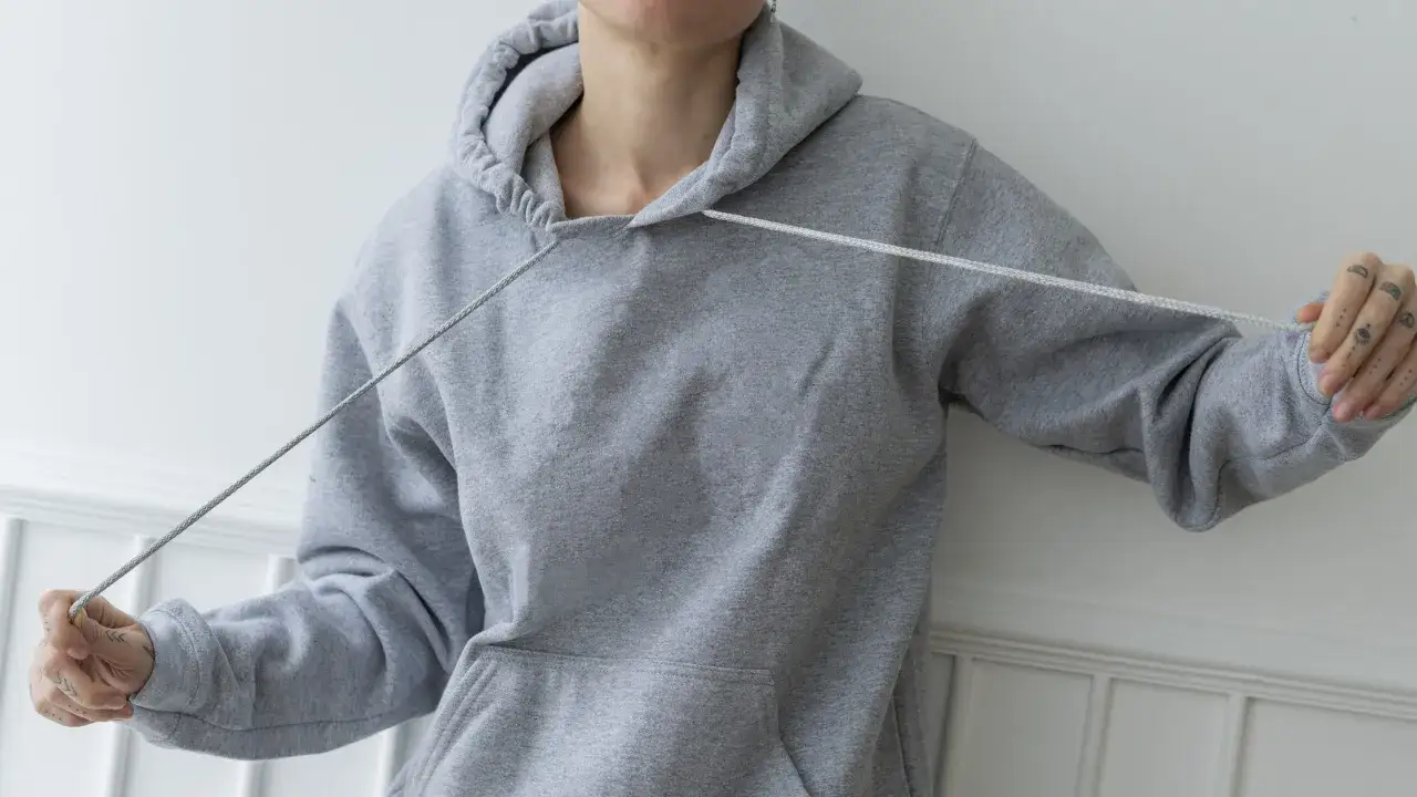 Jak zawiązać sznurki od bluzy, aby uniknąć ich rozwiązania?