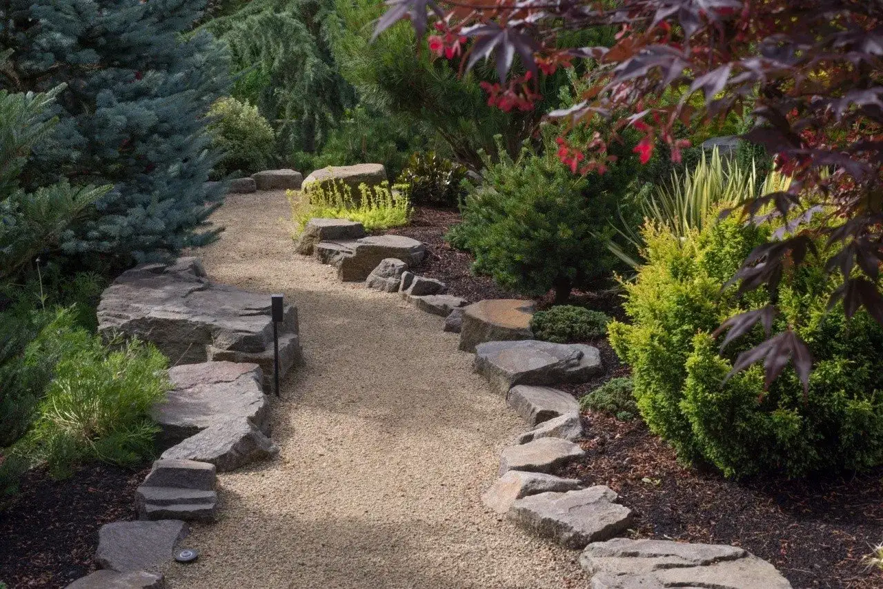 Jak zrobić ścieżkę w ogrodzie ze żwiru - uniknij najczęstszych błędów