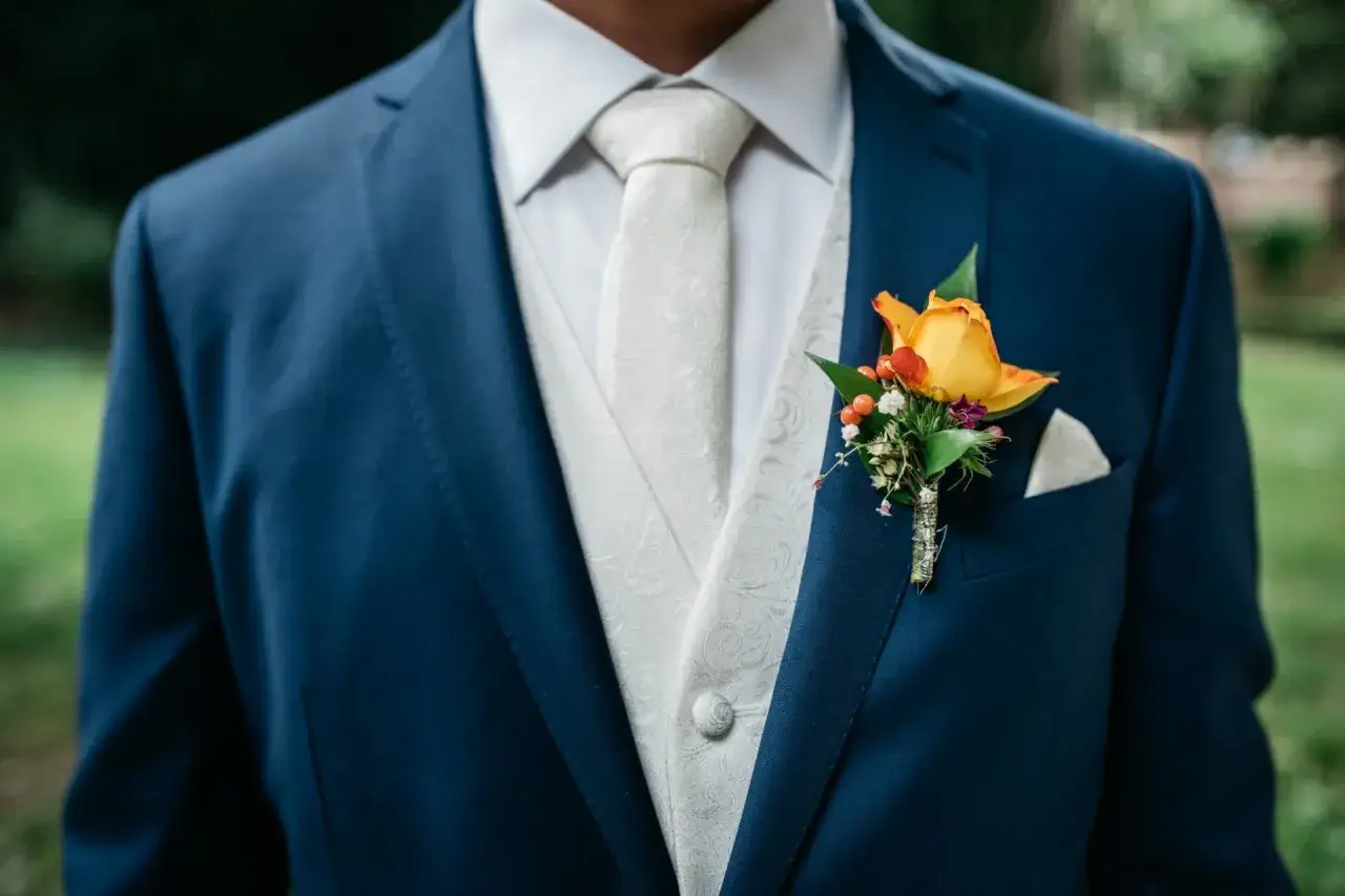 Garnitur na wesele: Jak wybrać idealny i uniknąć gafy?
