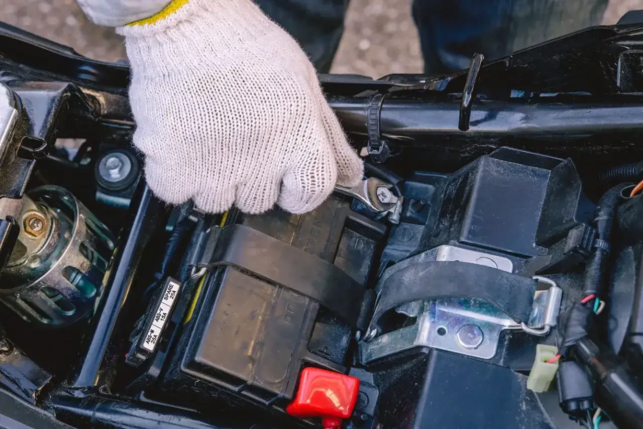Jak podłączyć prostownik do ciężarówki 24V? Poradnik krok po kroku