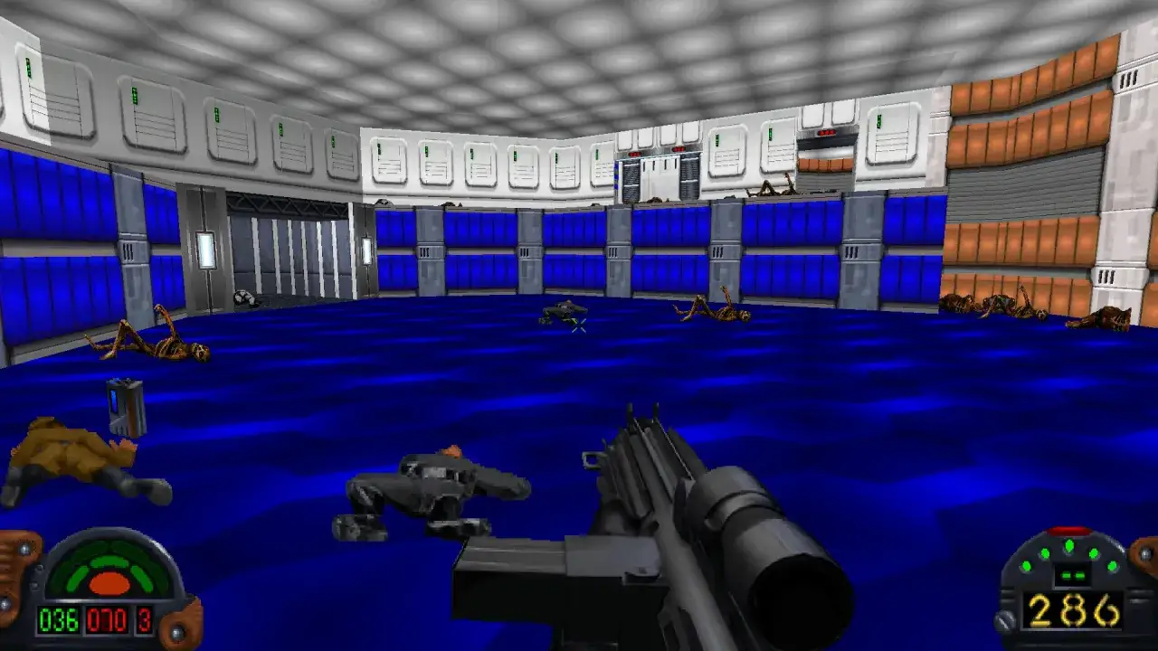 Gracz w grze Dark Forces 2 walczy z potworami w niebieskim, futurystycznym pomieszczeniu.