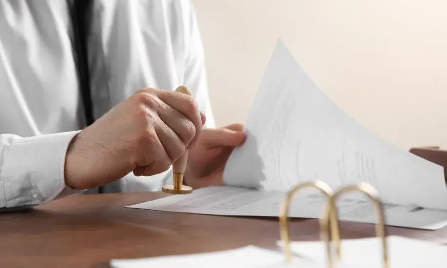 Kto płaci za notariusza przy sprzedaży mieszkania? Ważne informacje