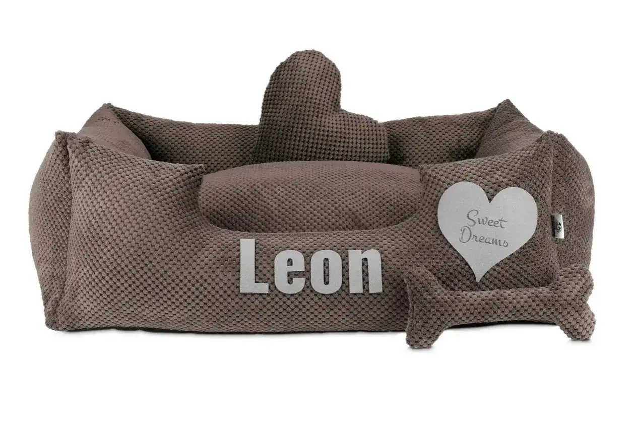 Wygodne legowisko dla doga niemieckiego Leona, z sercem "Sweet Dreams" i kością.