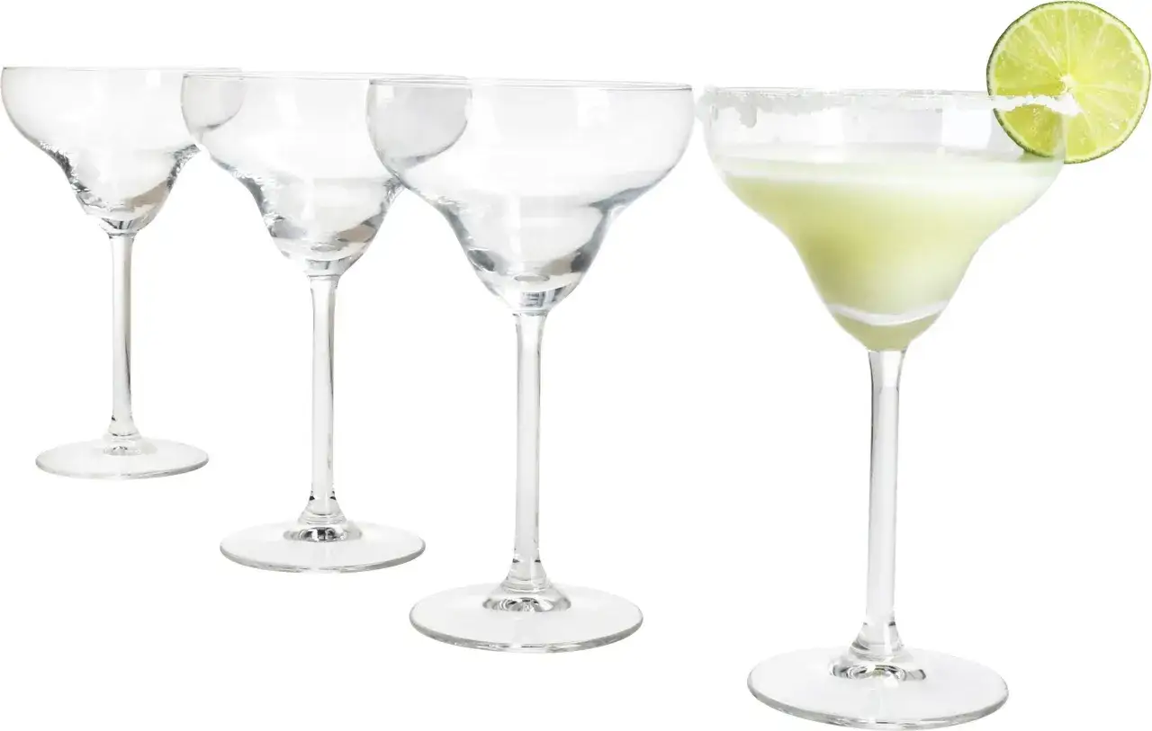 Cztery kieliszki do margarity, jeden z zielonym drinkiem i plasterkiem limonki, pozostałe puste.