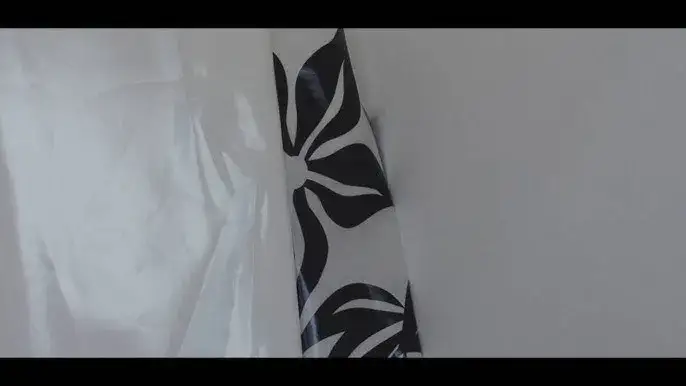 Jak przykleić naklejkę na ścianę bez bąbelków i łatwych błędów