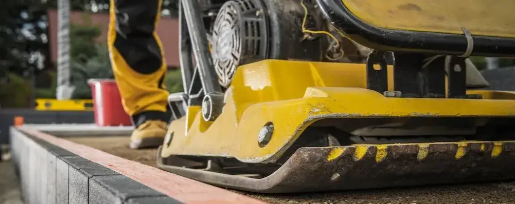 Jaką zagęszczarkę na podjazd wybrać, aby uniknąć błędów?