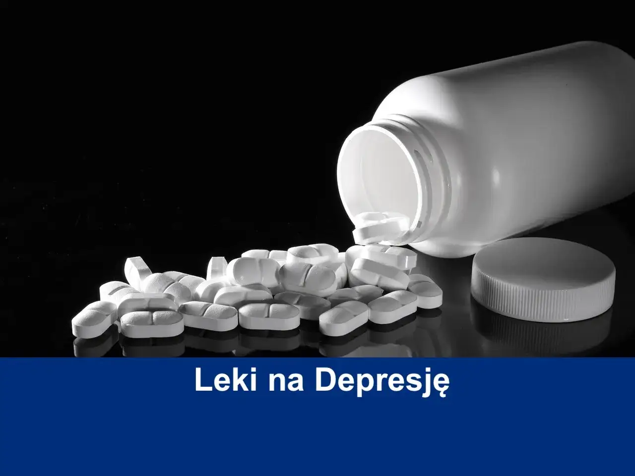 Biała butelka z lekami na depresję i rozsypane tabletki na czarnym tle.