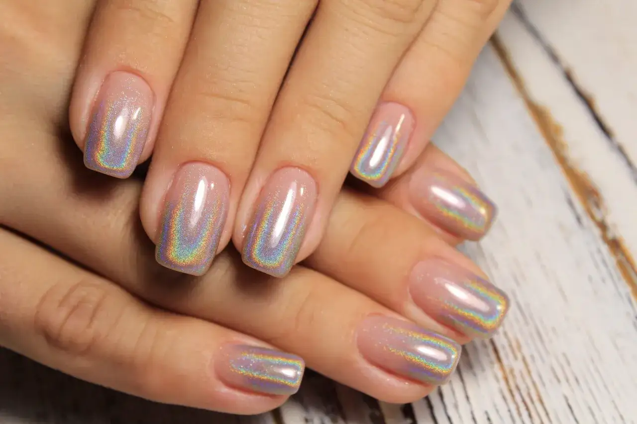 Efekt kociego oka na paznokciach: jak zrobić ten olśniewający manicure z tęczowym blaskiem.