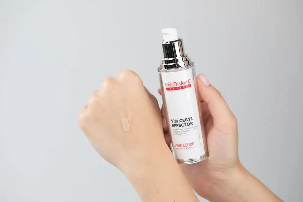 Serum do twarzy po 50-tce: Jak wybrać idealne? Poradnik eksperta